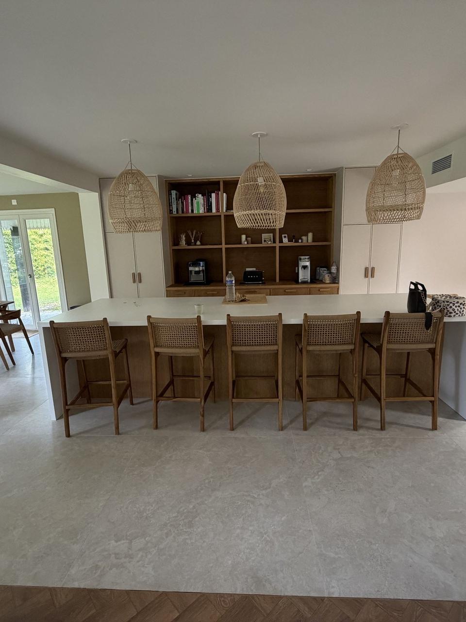 Rénovation RDC Bois d'Achelles – cuisine ouverte îlot et suspensions rotin