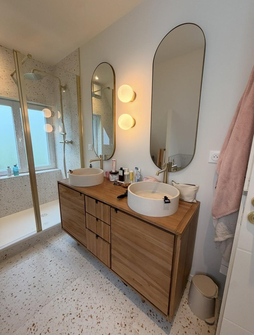 Rénovation salle de bain enfant Bois d'Achelles – double vasque terrazzo et douche à l'italienne laiton