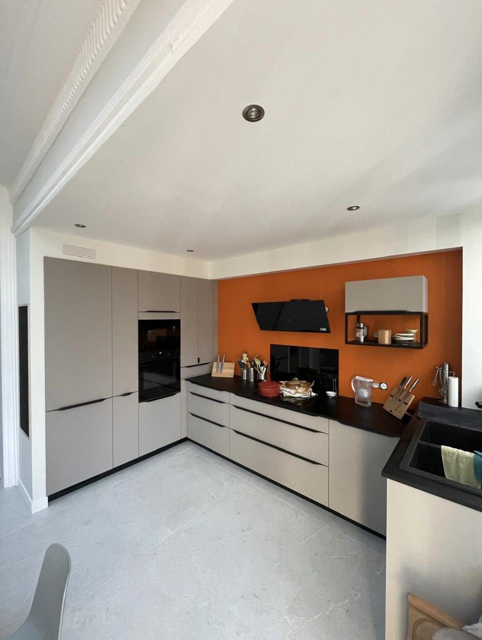 Rénovation cuisine Lille – carrelage grand format gris, cuisine grise mur terracotta