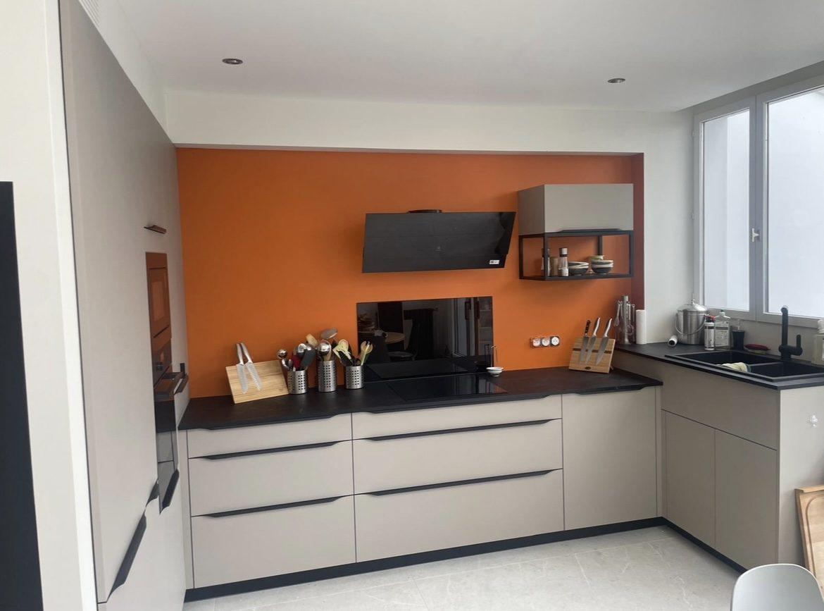 Cuisine finie – vue sur plan de travail et mur accent terracotta
