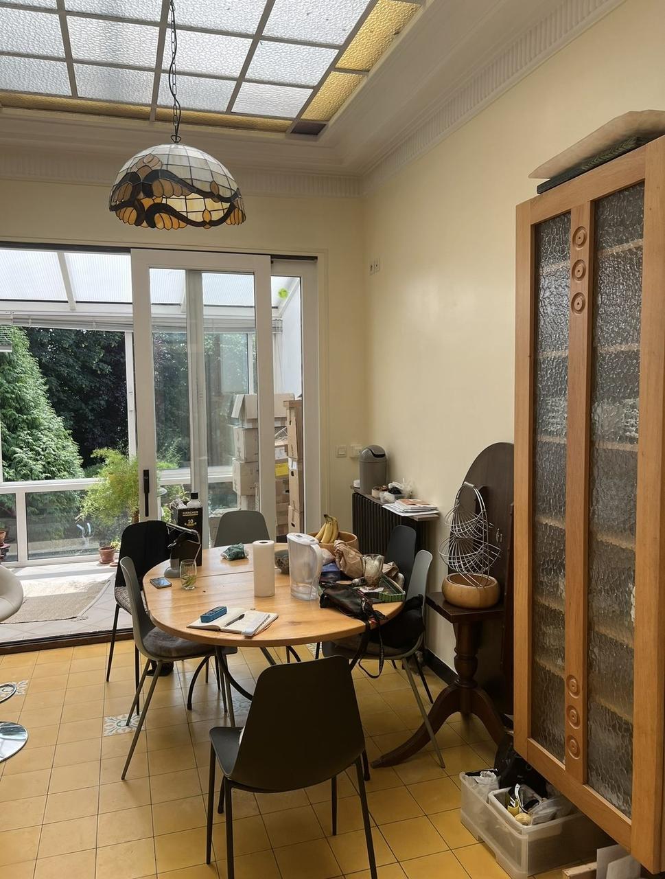 Salle à manger avant – carrelage jaune d'époque, vue jardin