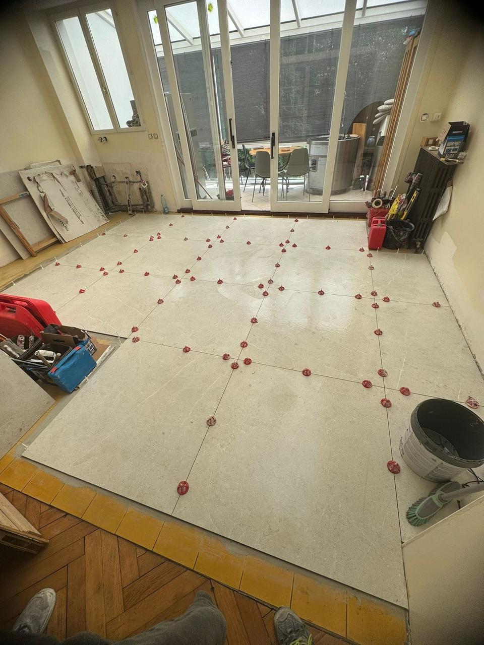 Pose carrelage grand format – système niveleurs, vue d'ensemble