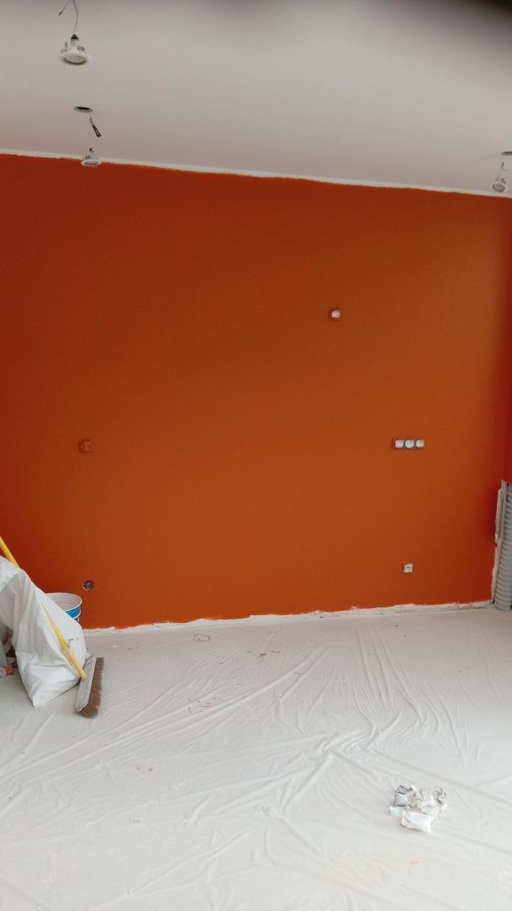 Peinture terracotta en cours – spots encastrés installés