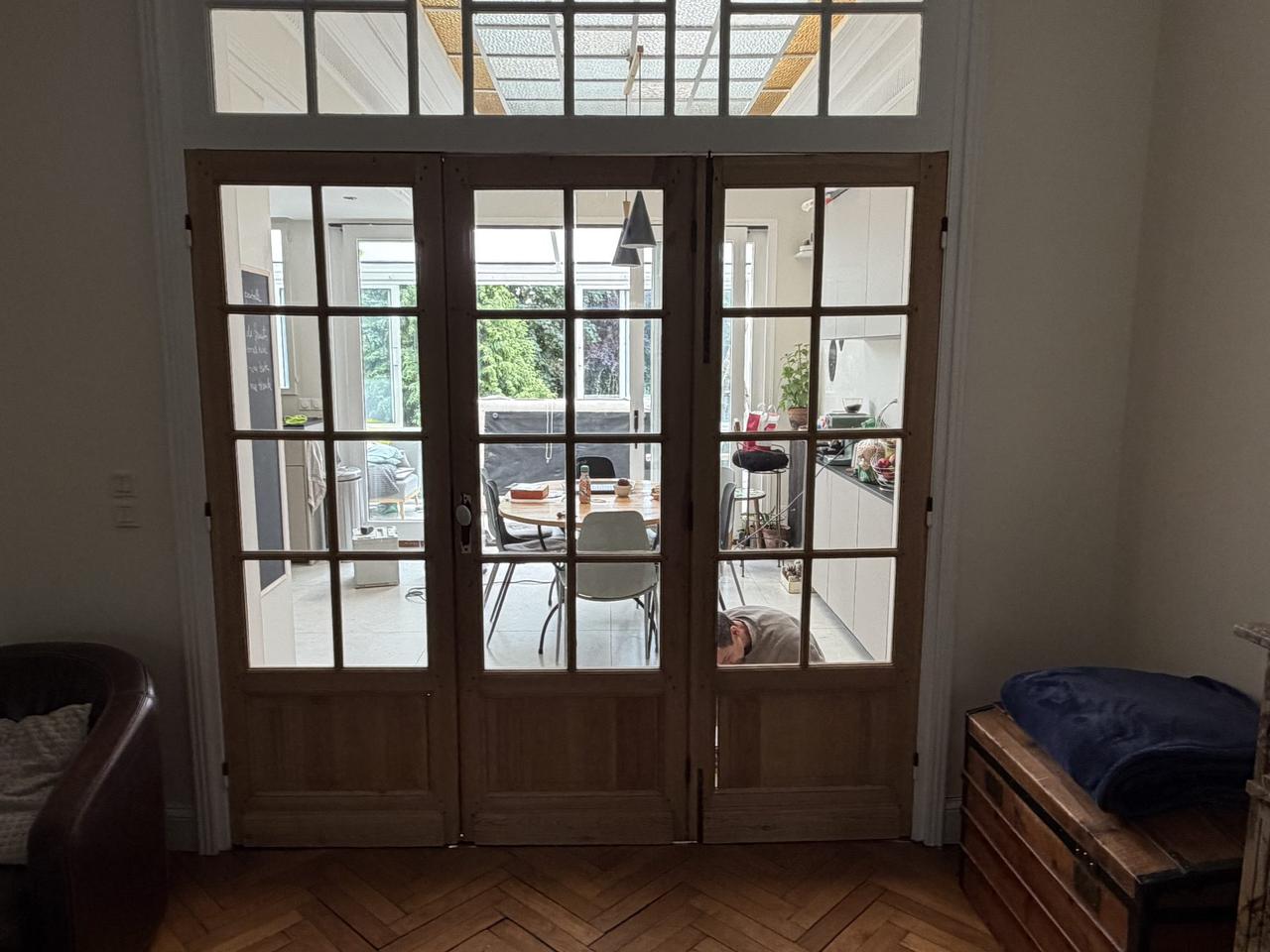 Menuiserie – verrière vitrée en bois et parquet point de Hongrie
