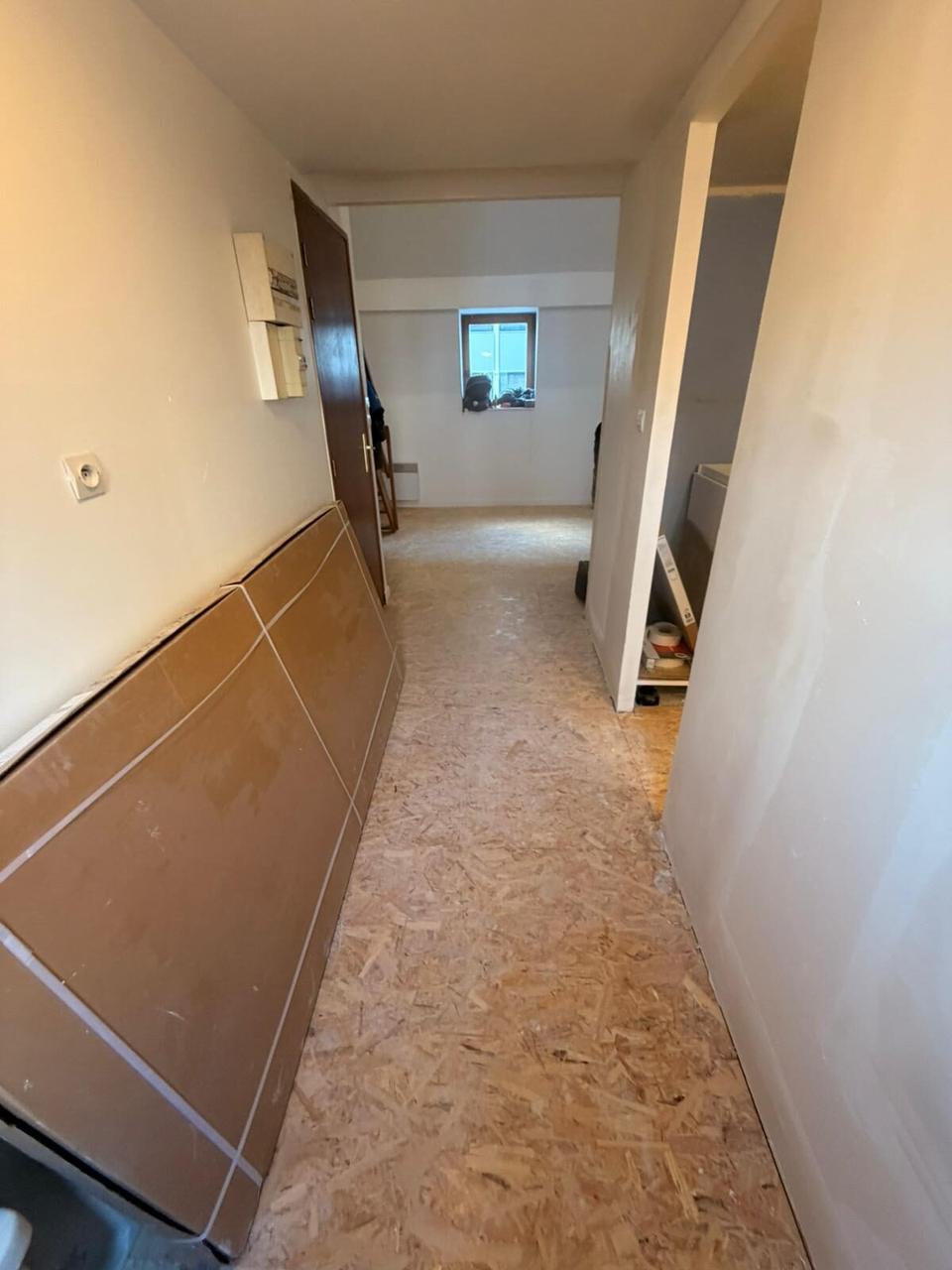 Couloir – sol OSB, dépose carrelage mural