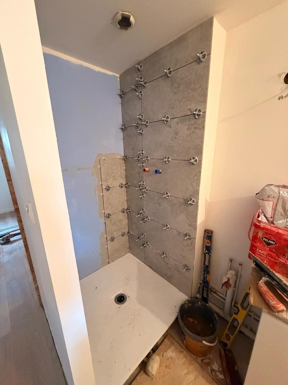 Carrelage douche – pose en cours