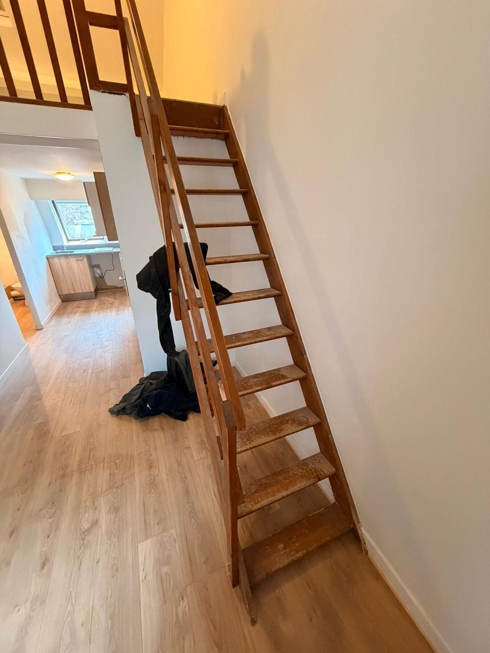 Pièce avec escalier – parquet fini