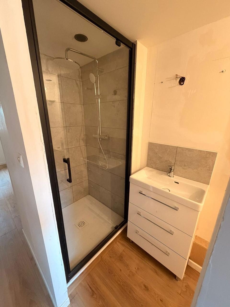 Douche italienne vitrée et vasque