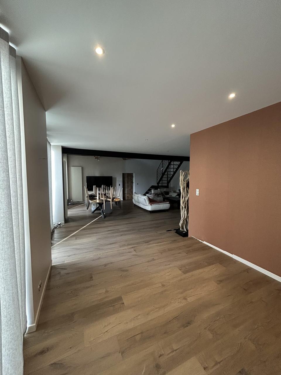 Pose parquet maison contemporaine – séjour double hauteur poutres apparentes