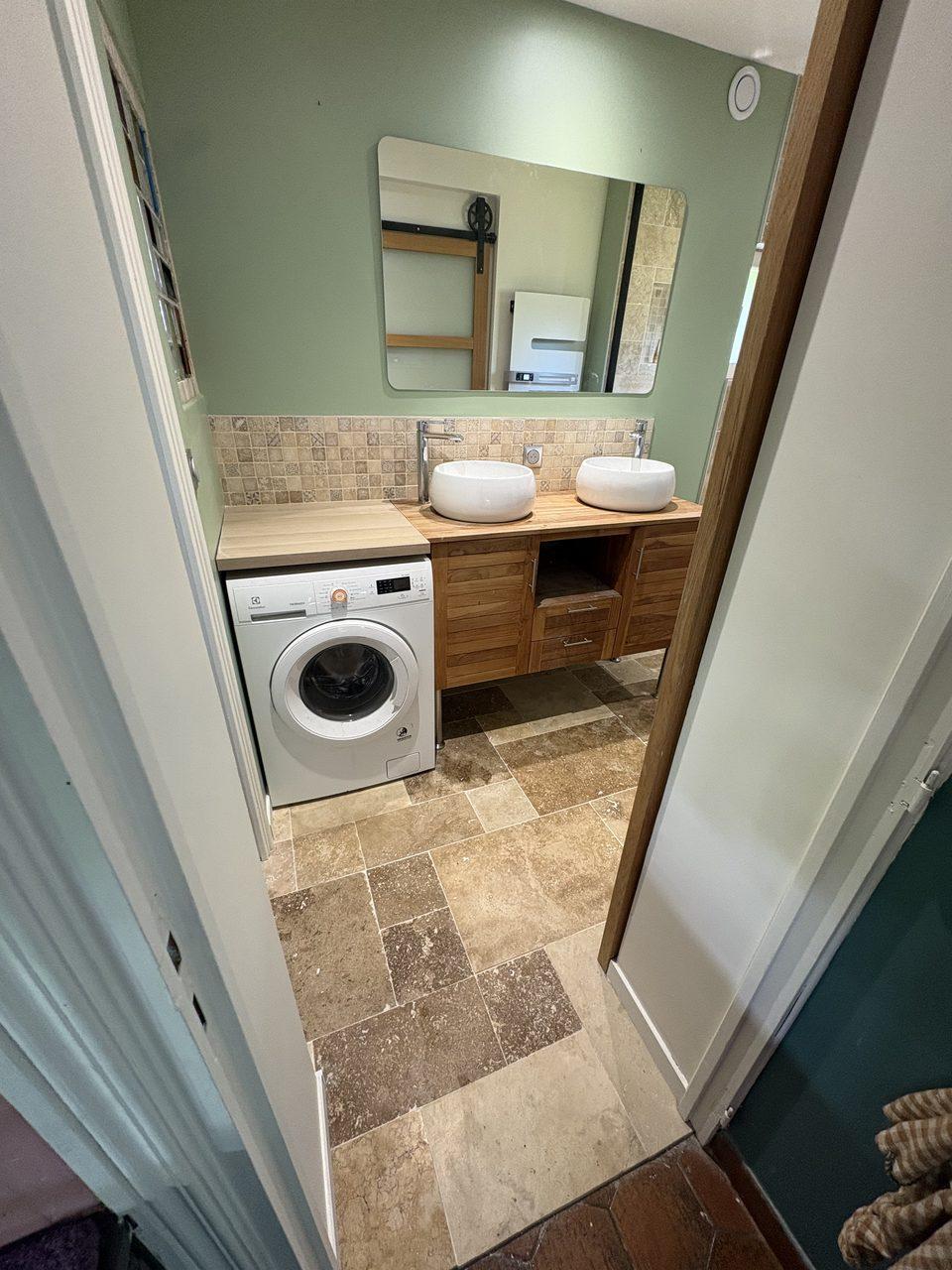 Rénovation salle de bain Coutiches – travertin, vert sauge, double vasque bois