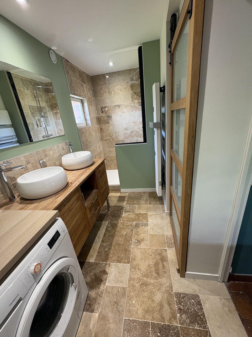 Salle de bain travertin et vert sauge à Coutiches – meuble vasque bois et porte coulissante