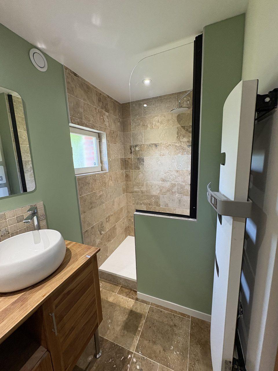 Meuble double vasque bois et douche à l'italienne travertin – rénovation Coutiches