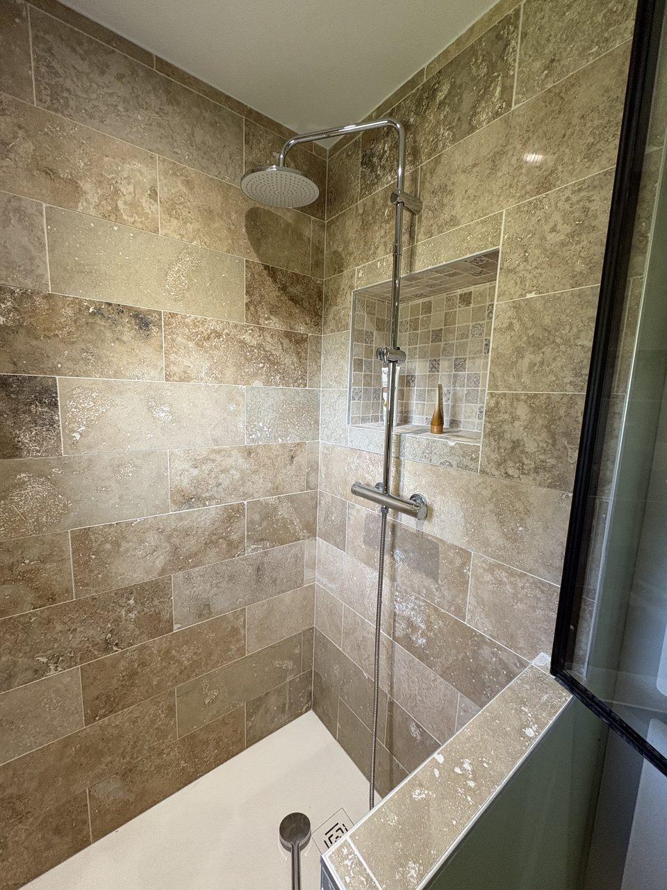 Douche à l'italienne carrelage travertin et colonne de douche – Coutiches