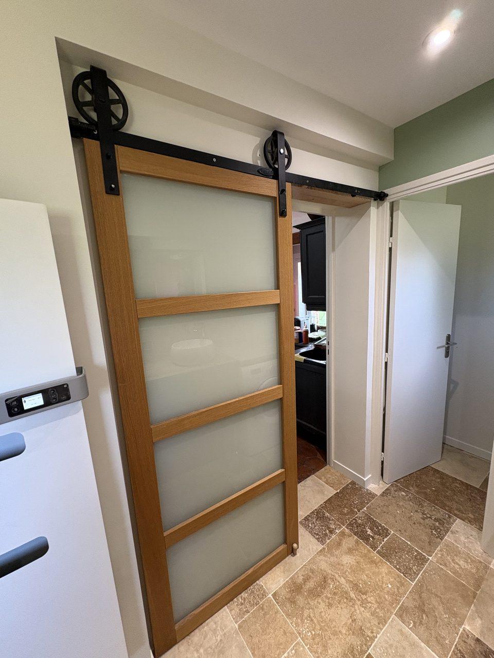 Porte coulissante atelier verre et bois – salle de bain Coutiches