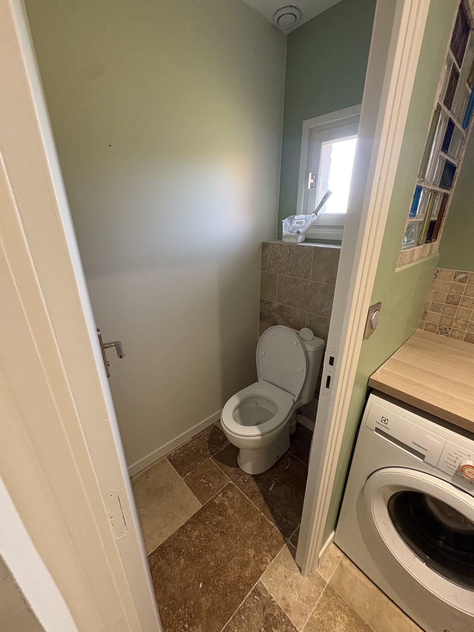 WC et lave-linge intégré, mur vert sauge – Coutiches