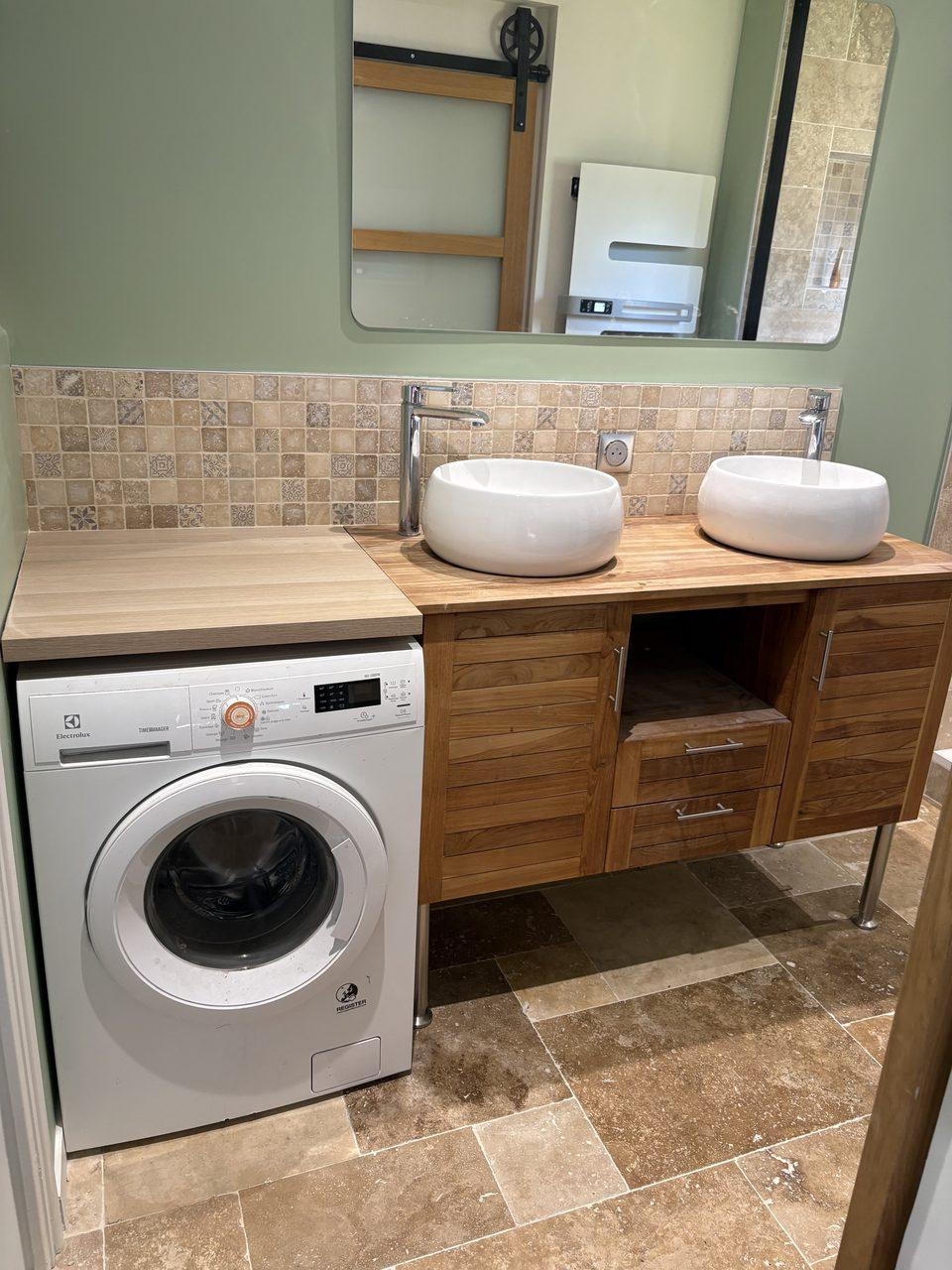 Double vasque sur meuble bois et crédence travertin – salle de bain Coutiches