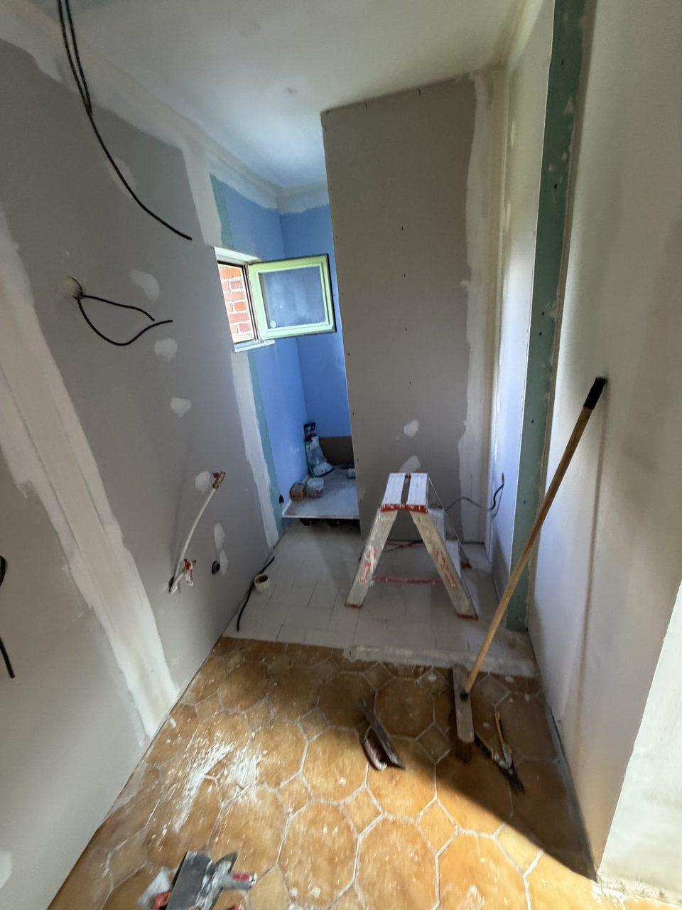 Salle de bain en chantier à Coutiches – démolition et dépose de l'ancienne salle de bain, Top Reno