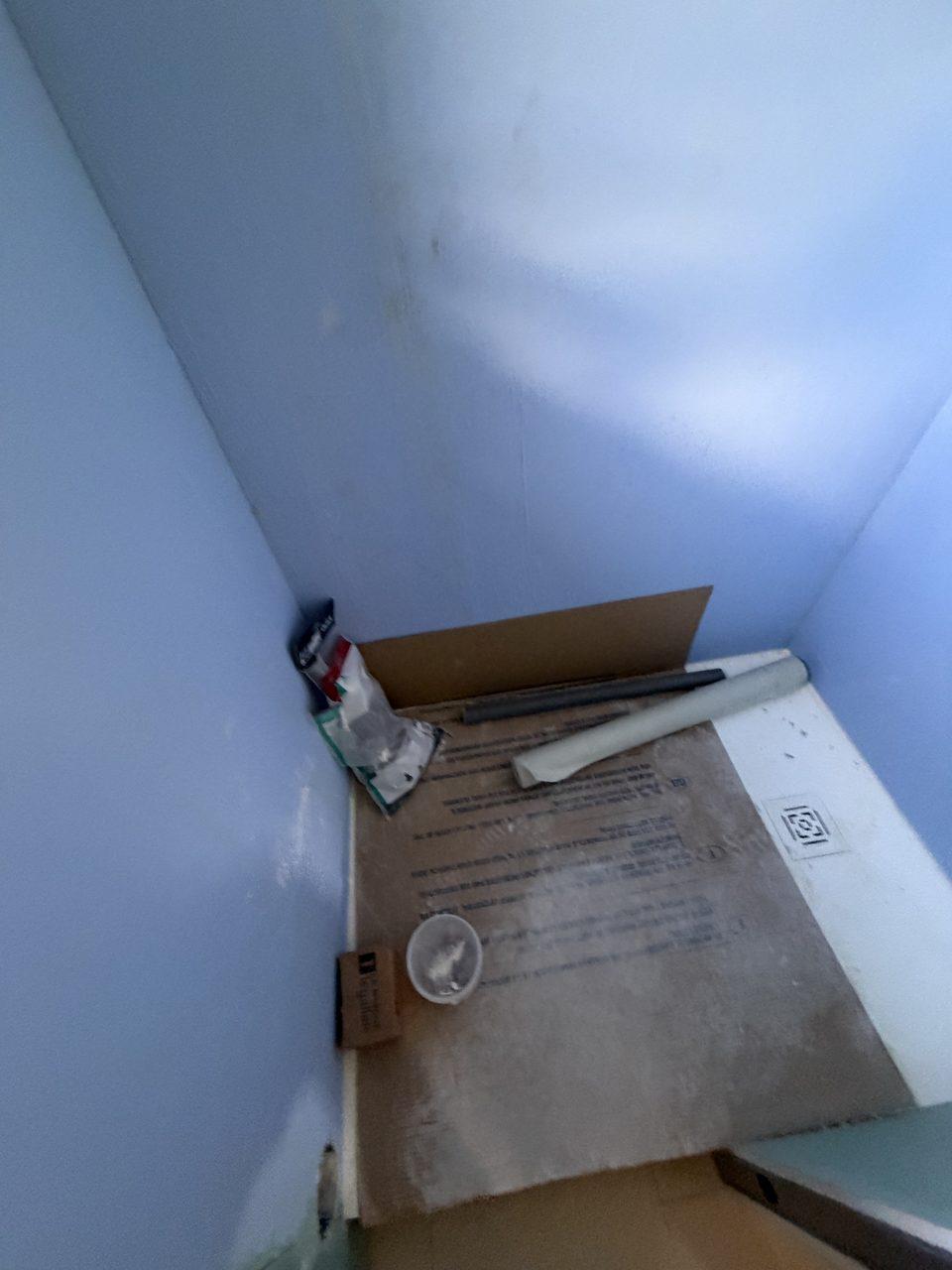Salle de bain en chantier à Coutiches – préparation des murs et BA13 hydrofuge, Top Reno