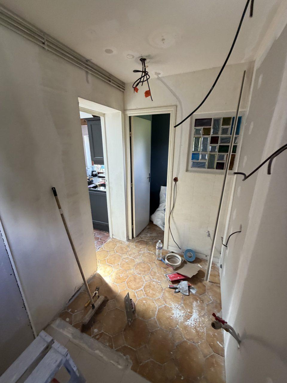 Salle de bain en chantier à Coutiches – pose du carrelage travertin, Top Reno