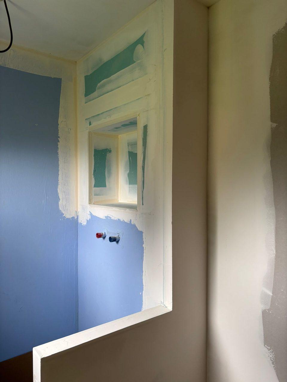 Salle de bain en chantier à Coutiches – pose du meuble double vasque, Top Reno