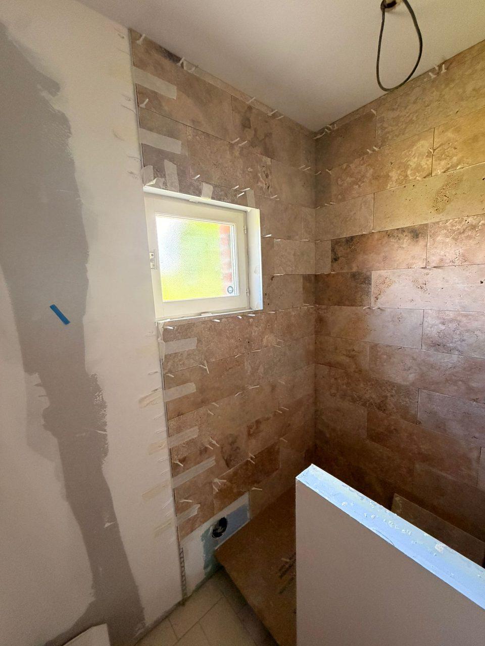 Salle de bain en chantier à Coutiches – préparation des murs et BA13 hydrofuge, Top Reno