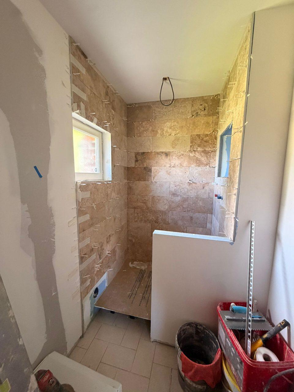 Salle de bain en chantier à Coutiches – mise en place de la douche à l'italienne, Top Reno