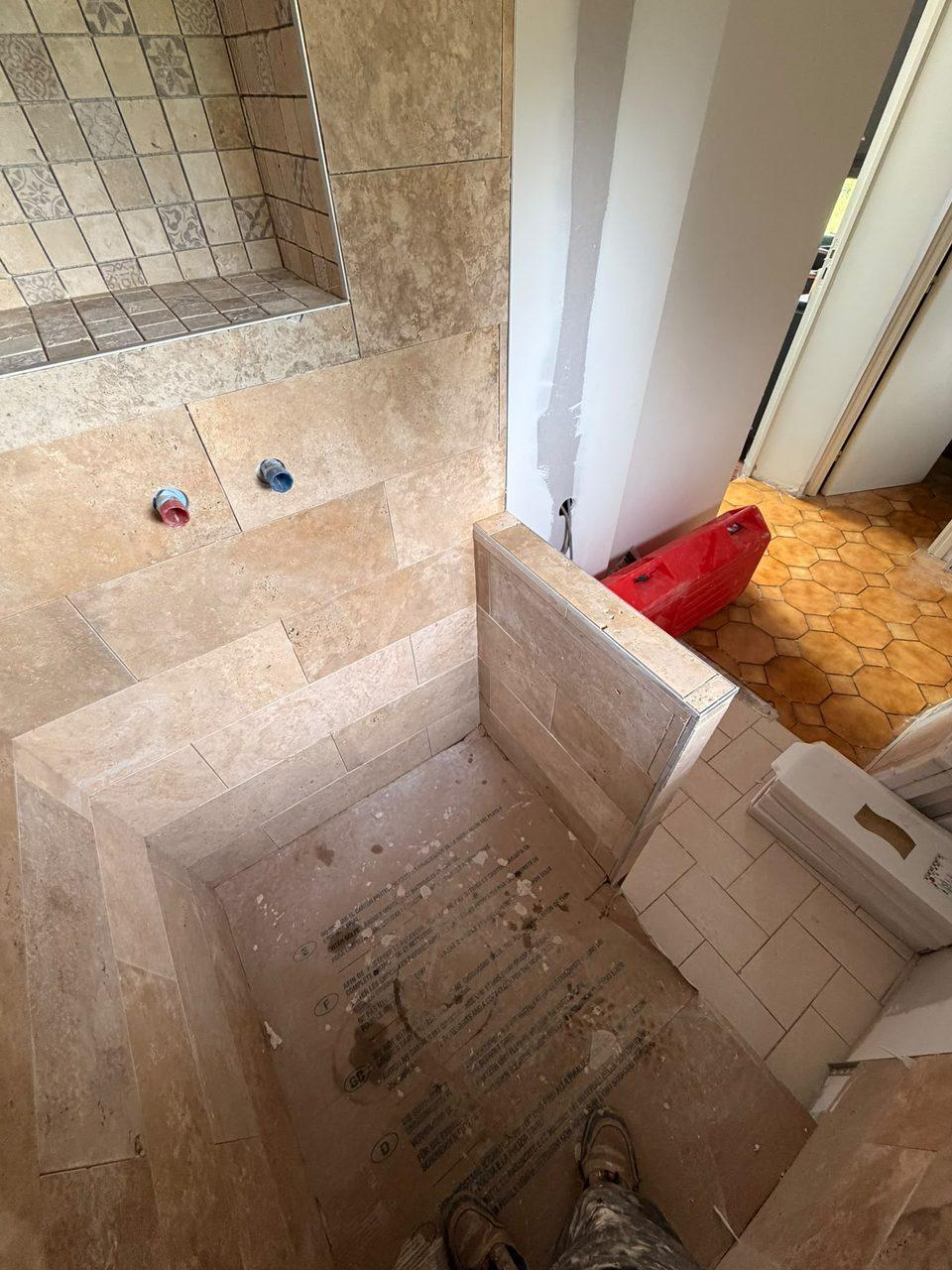 Salle de bain en chantier à Coutiches – pose du carrelage travertin, Top Reno