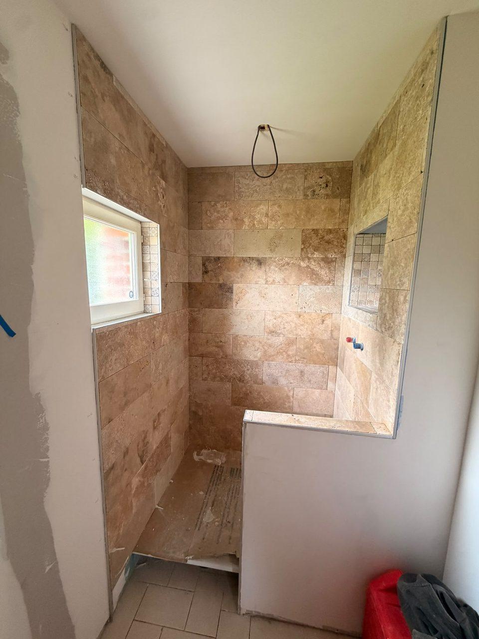 Salle de bain en chantier à Coutiches – création de la niche de douche, Top Reno