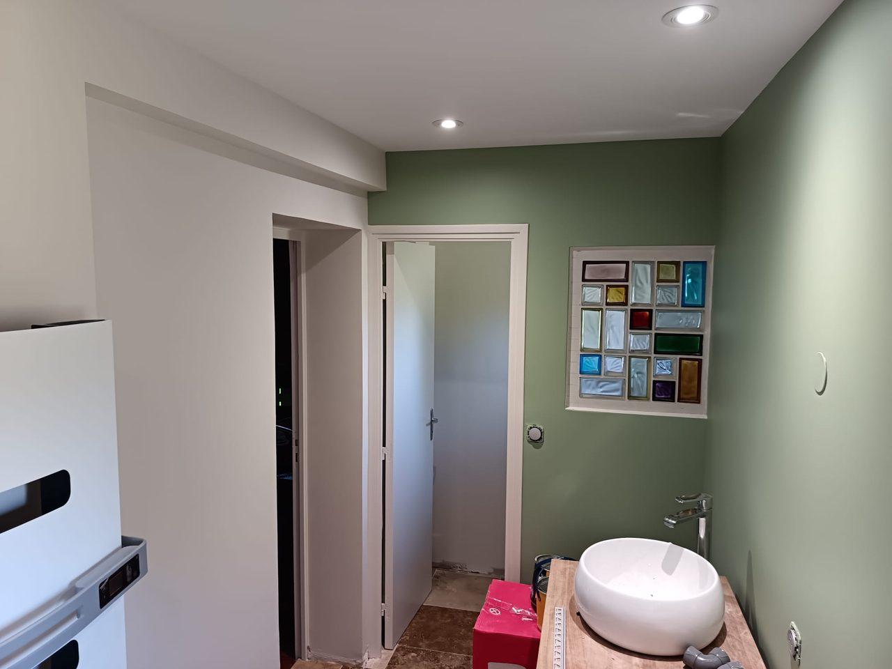 Salle de bain en chantier à Coutiches – pose du meuble double vasque, Top Reno