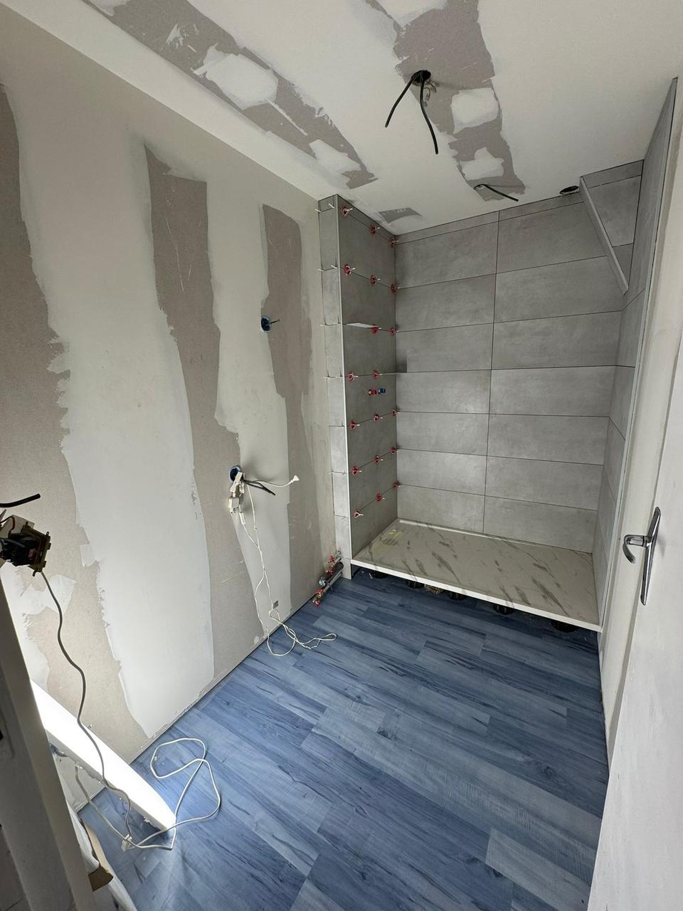 Douche carrelée – vue d'ensemble en cours de chantier