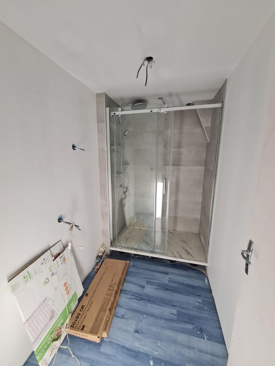 Pose de la paroi de douche coulissante en verre