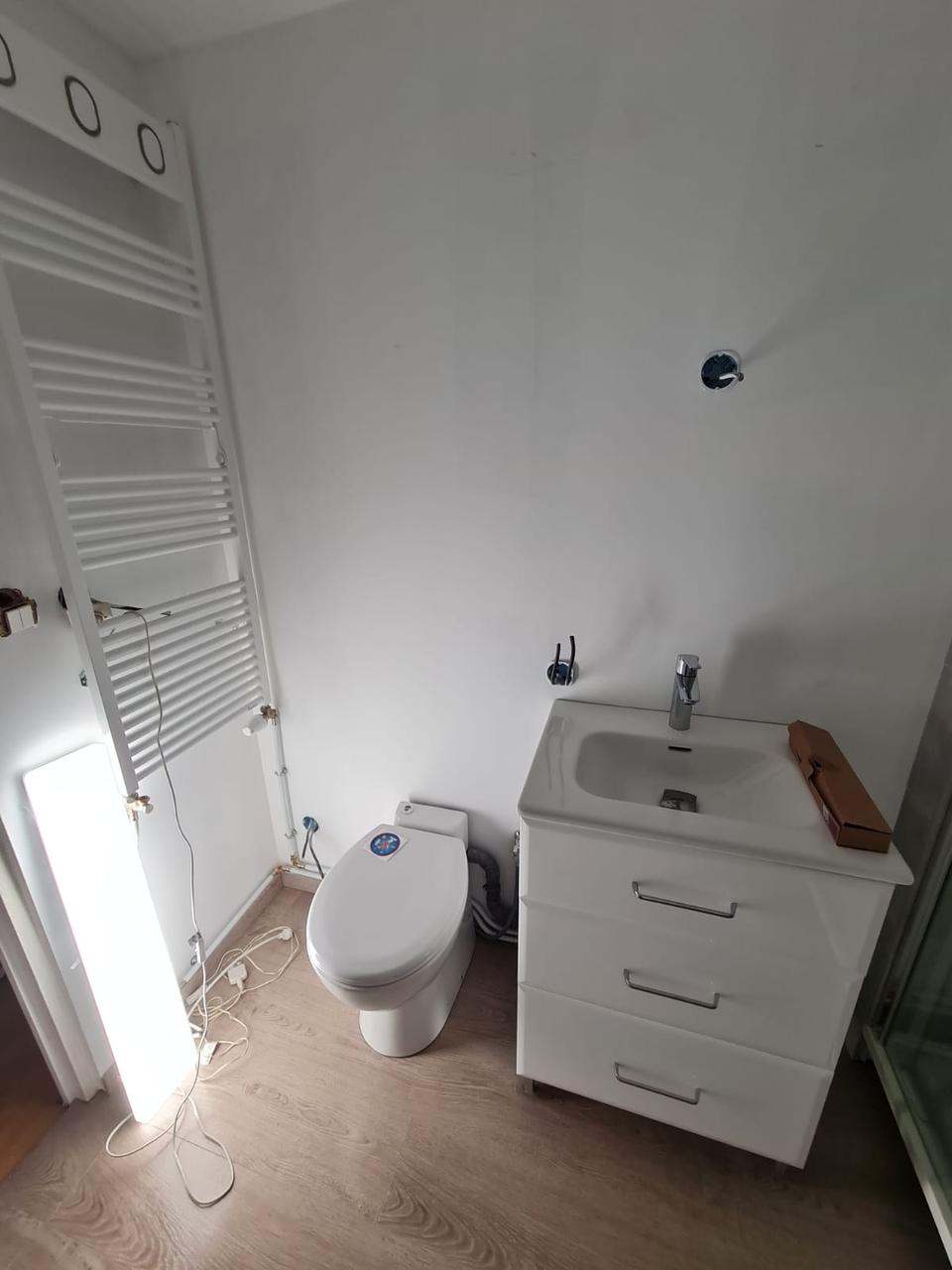 Pose du WC, du meuble vasque et du sèche-serviettes