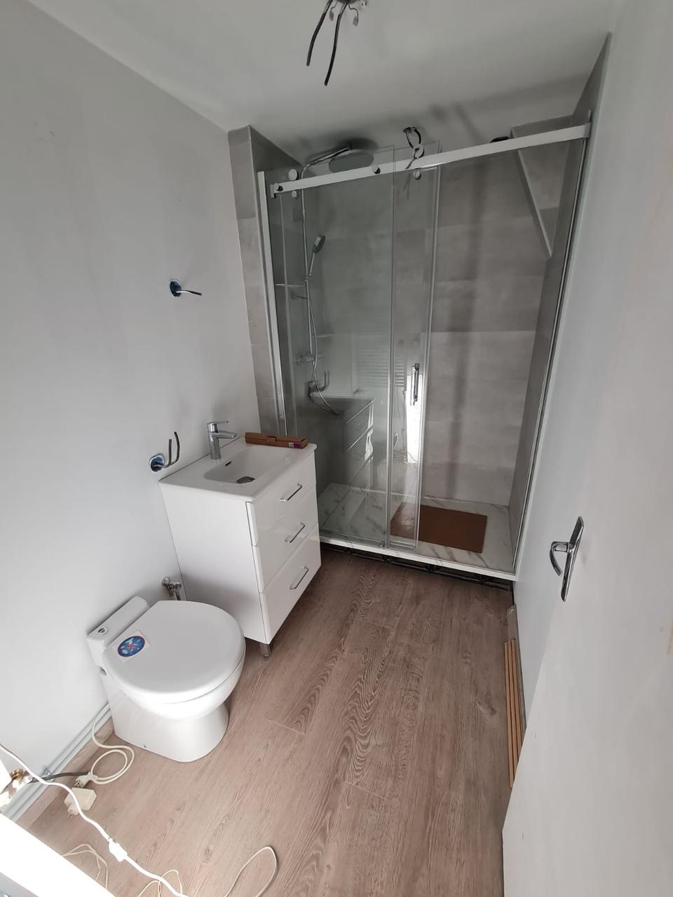 Salle de bain en fin de chantier – vue d'ensemble