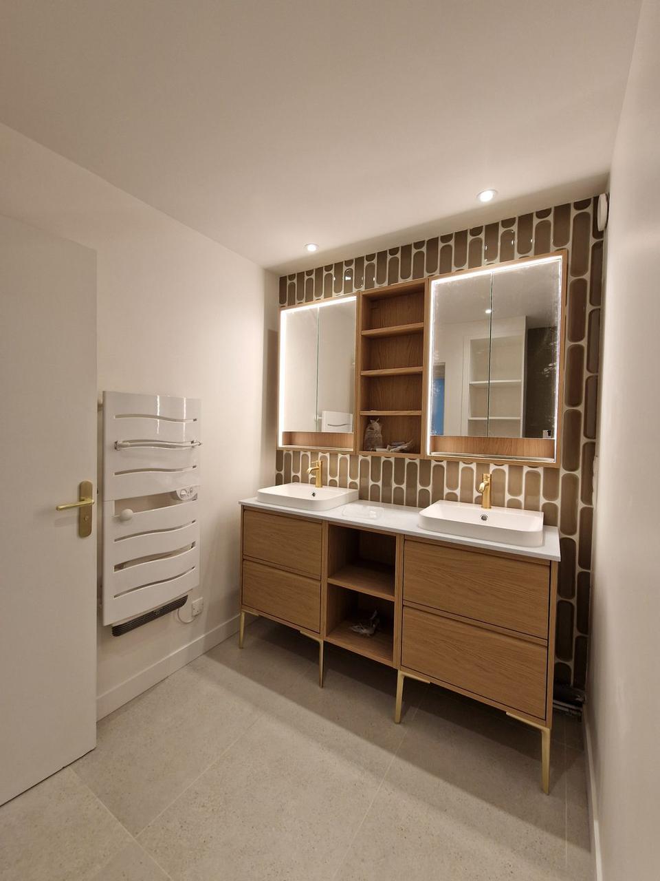 Rénovation complète appartement Marcq-en-Barœul – salle de bain double vasque dorée