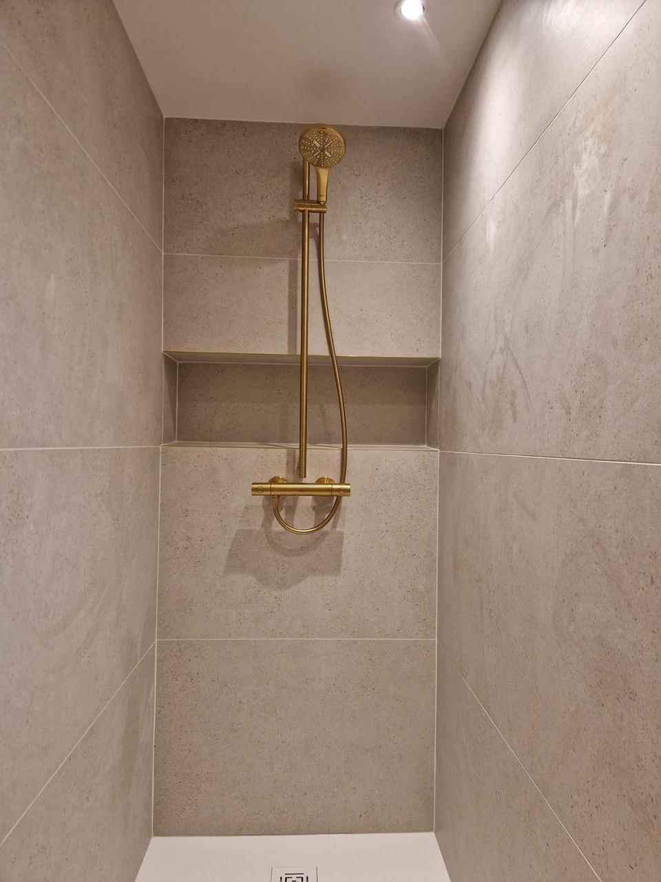 Douche italienne grand format – colonne dorée, niche intégrée