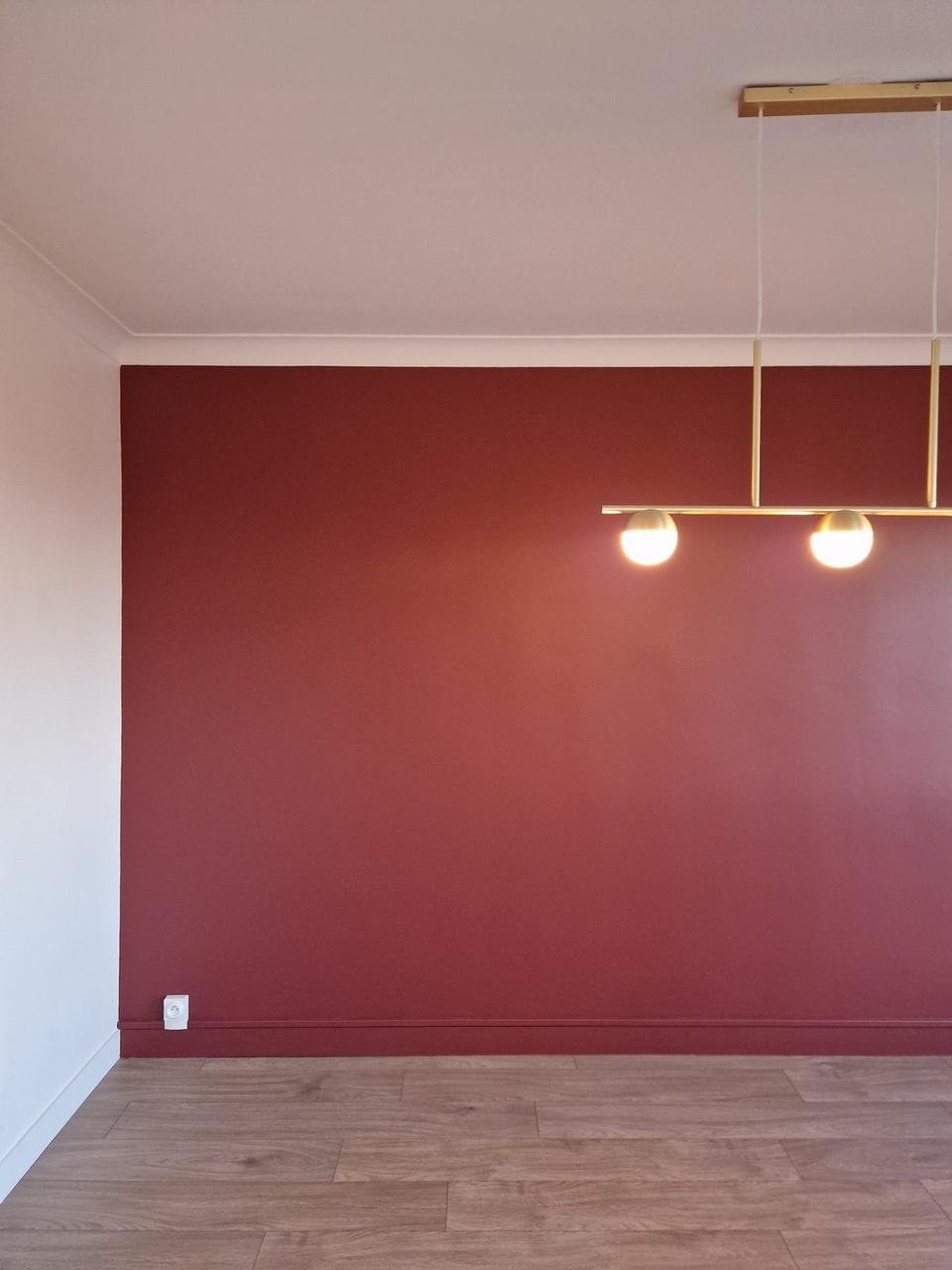Salle à manger – mur accent bordeaux, suspension laiton