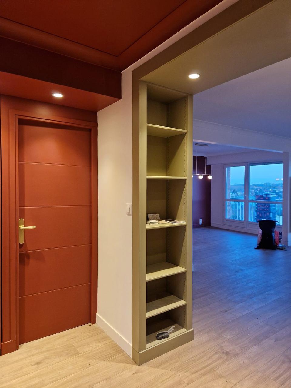 Couloir après travaux – porte laquée terracotta, étagères vert olive