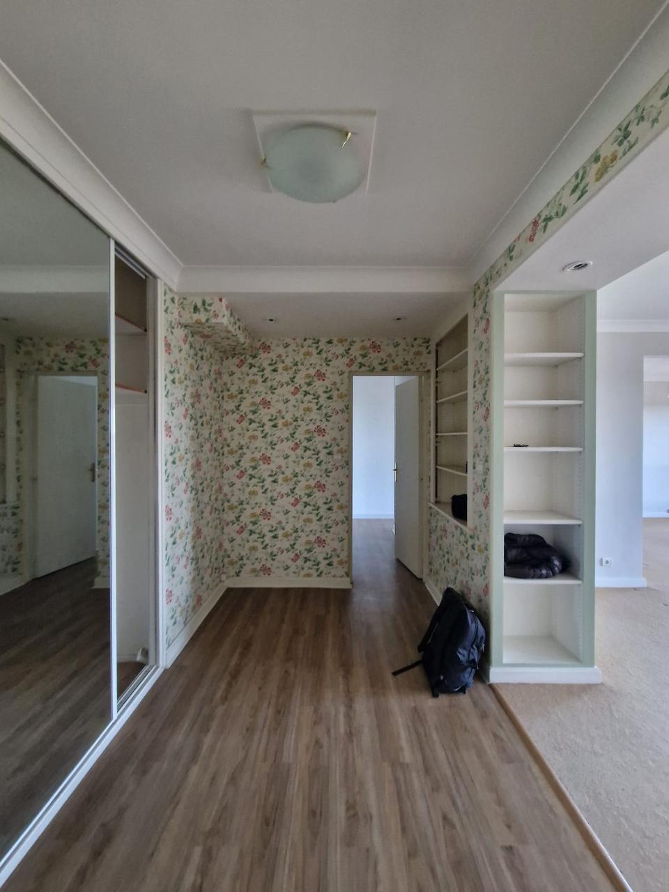 Entrée avant travaux – papier peint fleuri