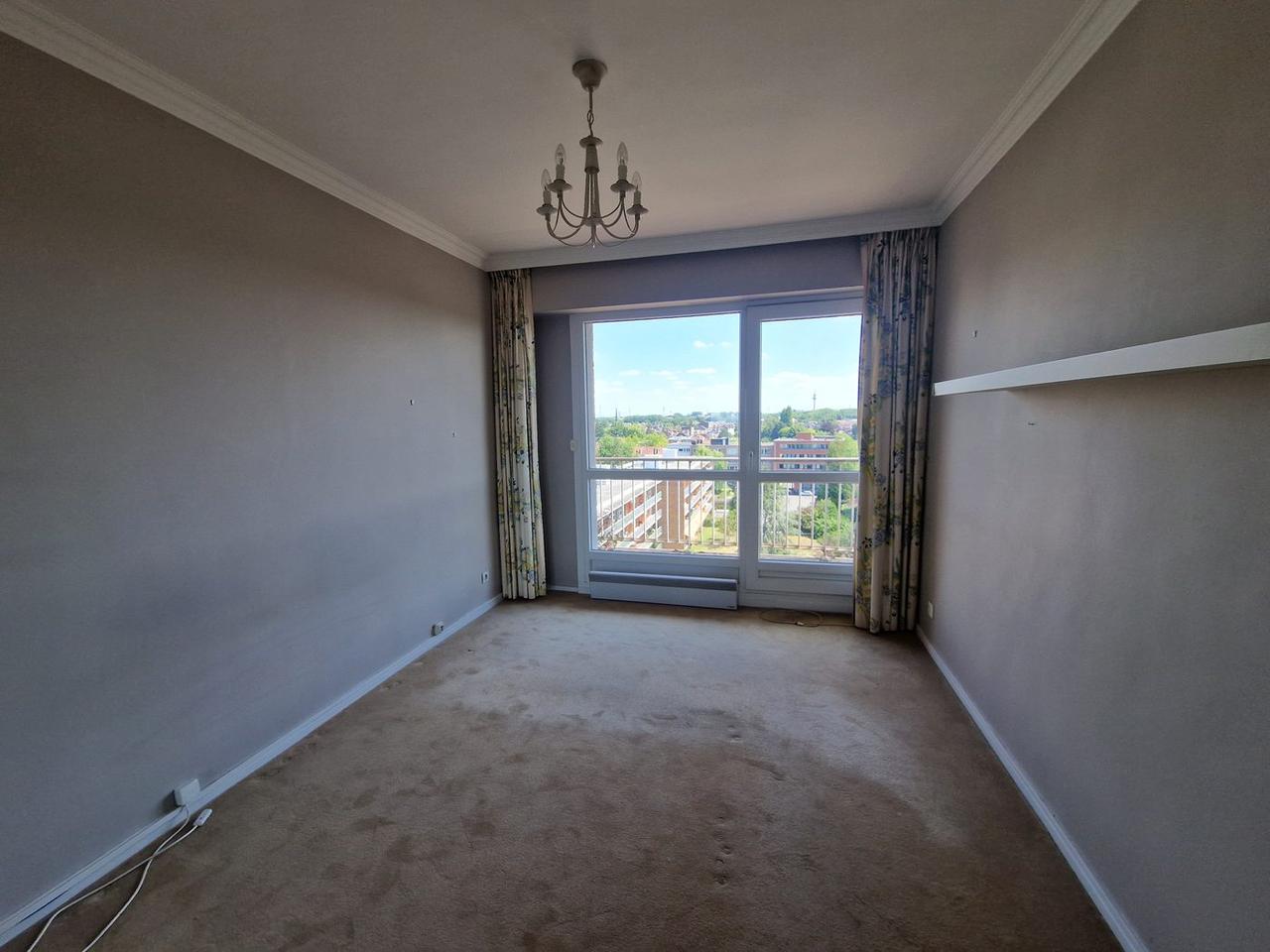 Chambre avant travaux – moquette, vue dégagée