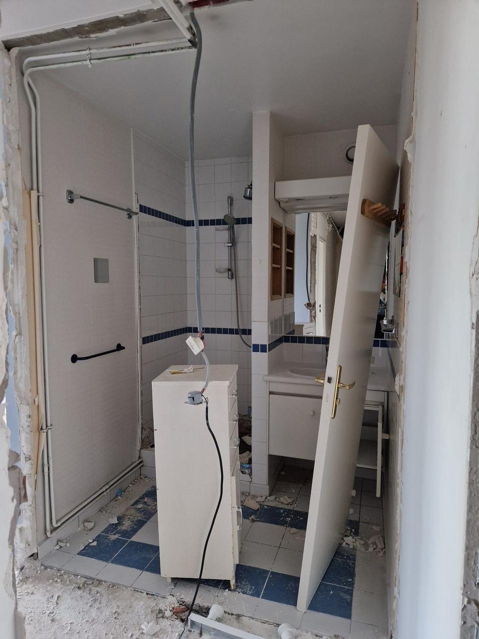 Démolition salle de bain – dépose carrelage et cloisons