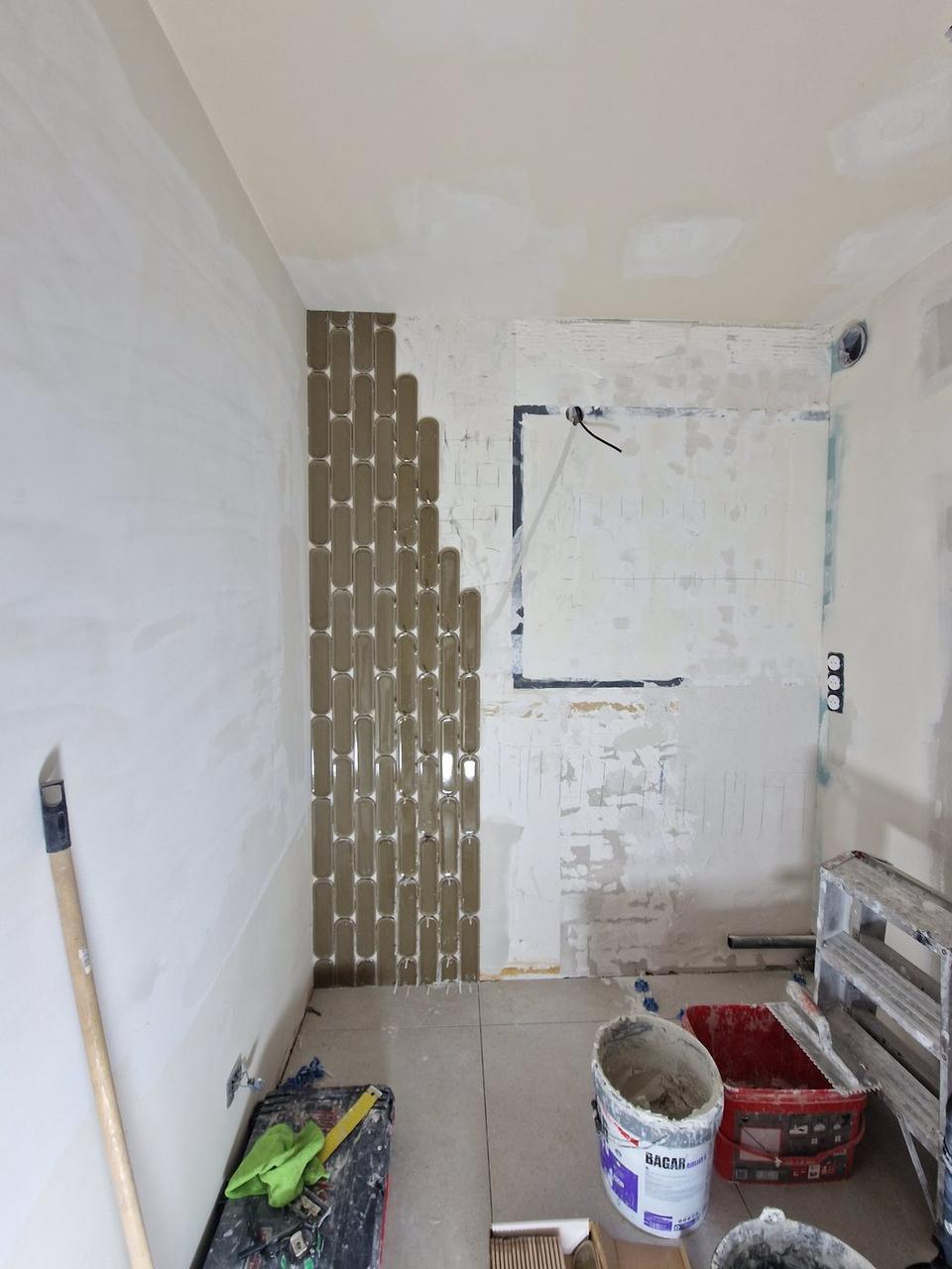Pose faïence mosaïque taupe – salle de bain