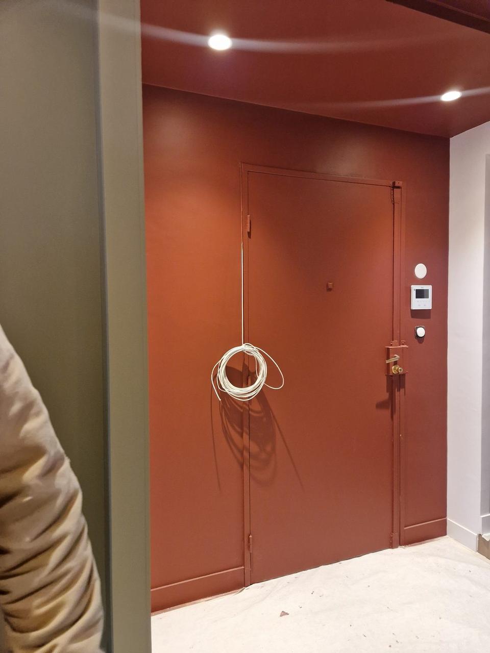 Peinture entrée – mur terracotta et spots encastrés posés