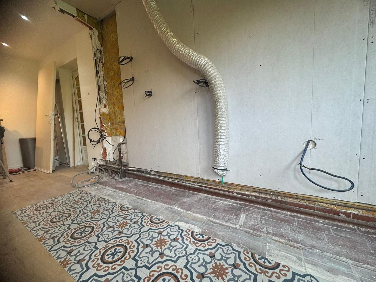Cloison placo et ventilation – carrelage ciment conservé