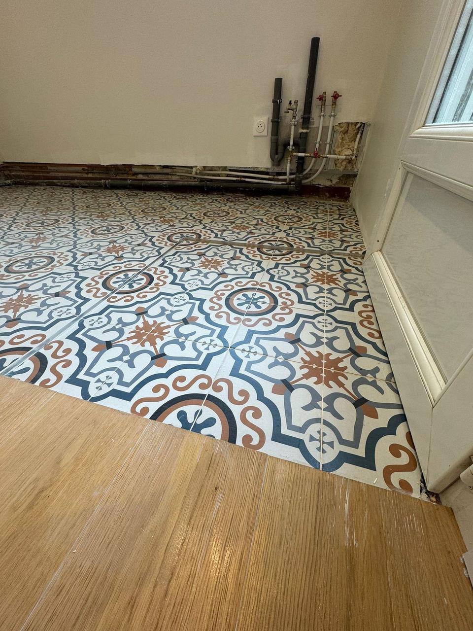 Détail carrelage ciment et raccord parquet