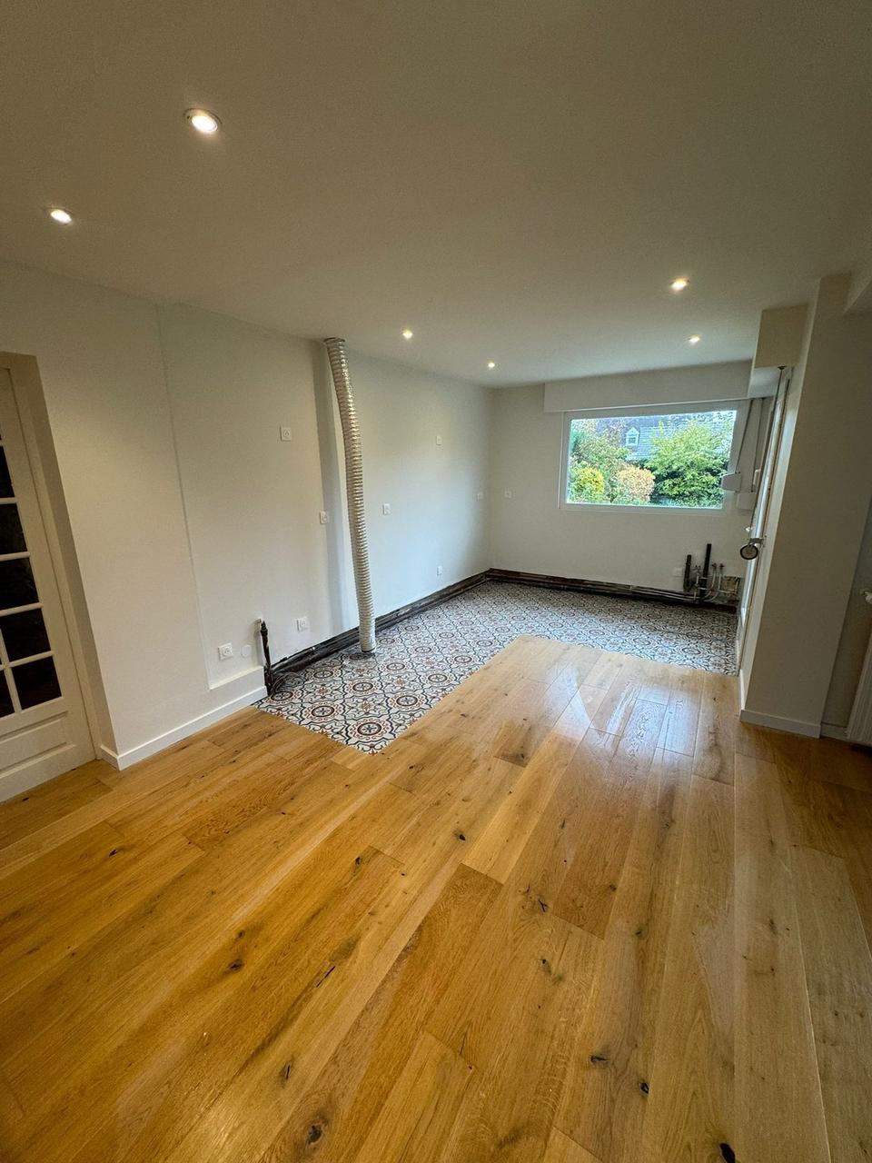 Pièce prête – parquet posé et spots, avant pose cuisine
