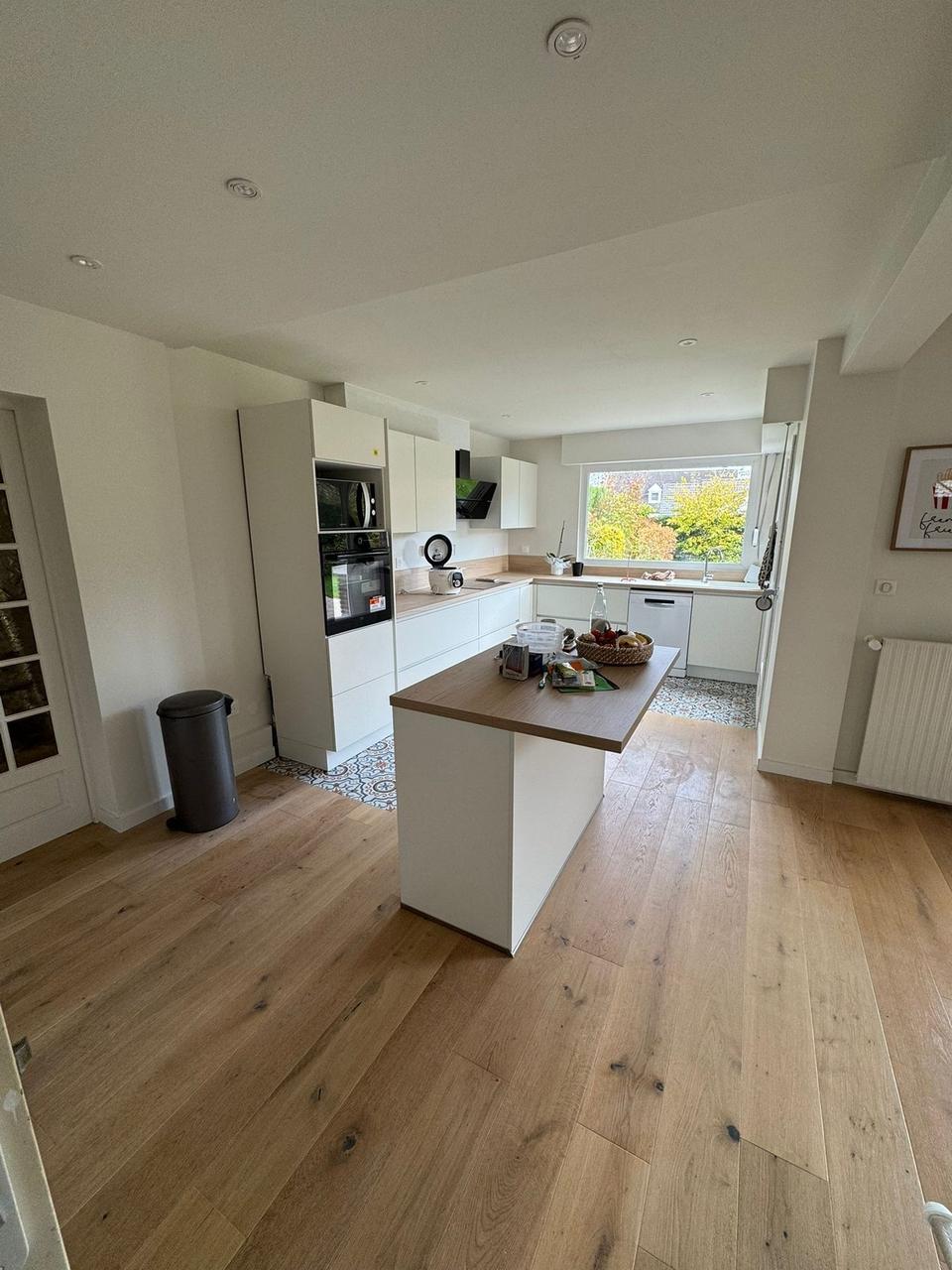 Rénovation cuisine Radinghem – cuisine blanche îlot central parquet chêne