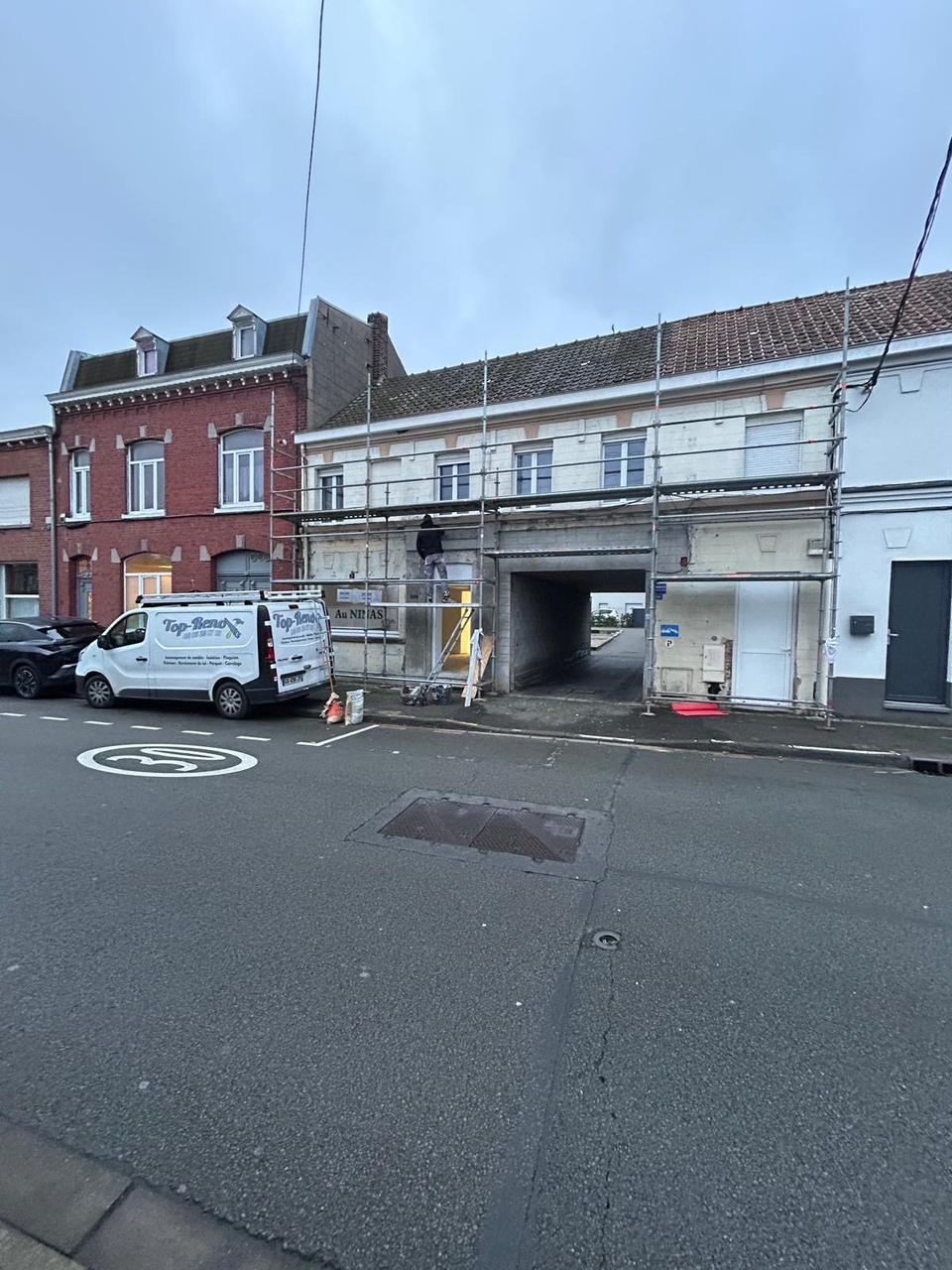 Chantier façade – échafaudage monté et camion Top Reno