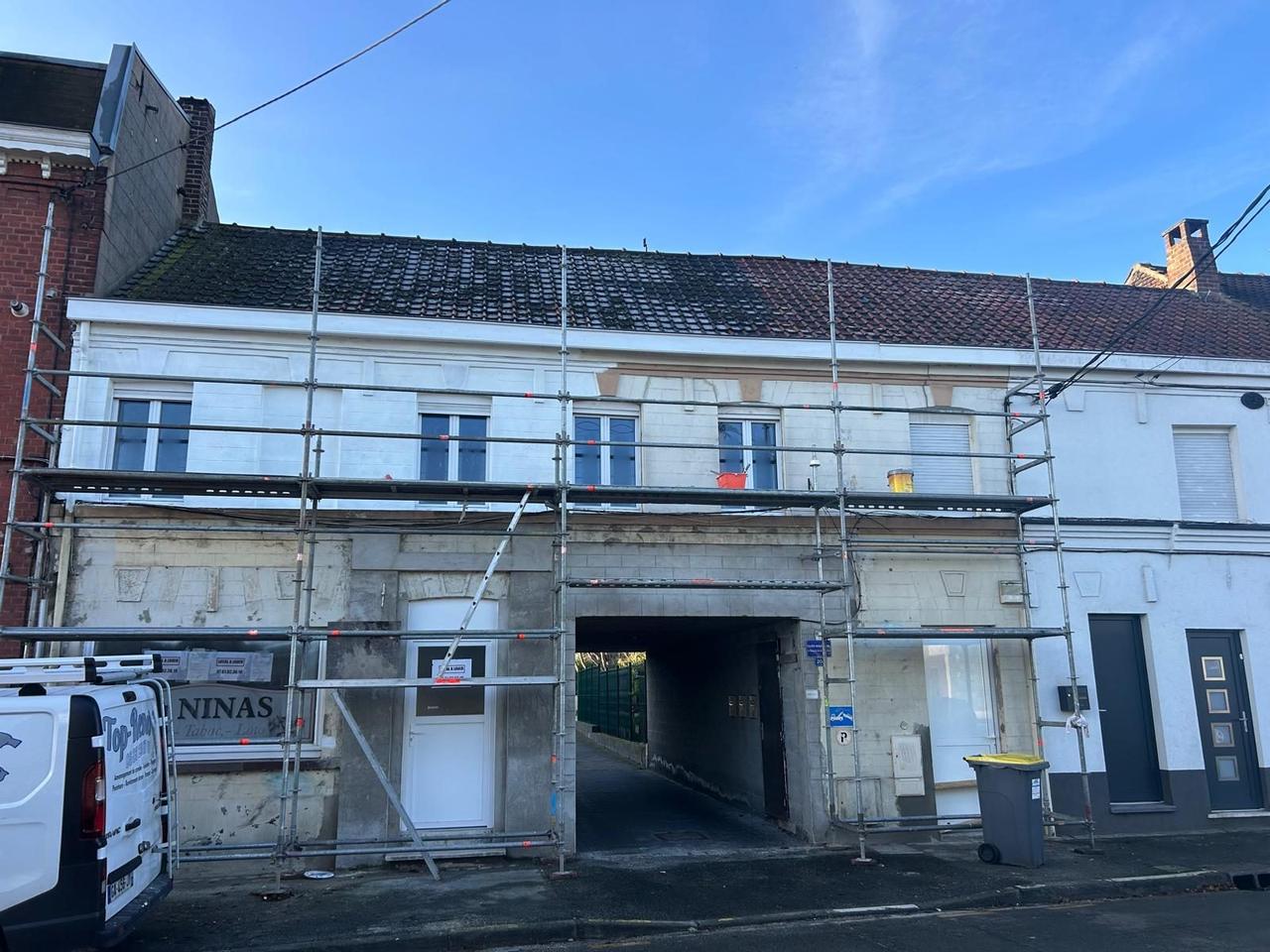Peinture façade en cours – mise en blanc, bas encore brut
