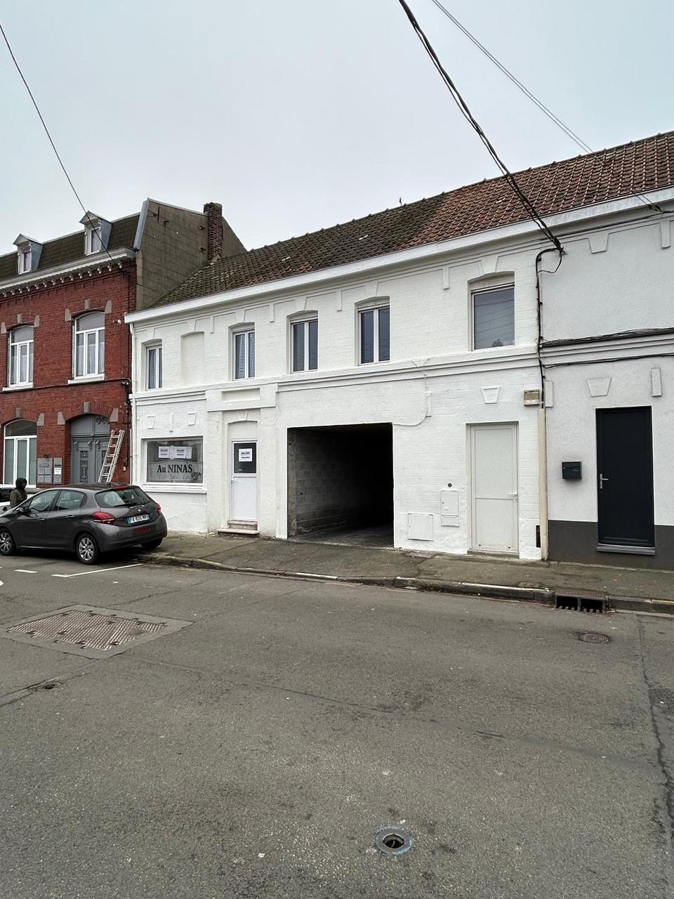 Façade terminée – immeuble entièrement repeint en blanc