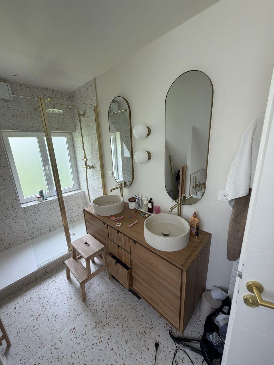 Salle de bain rénovée, terrazzo et robinetterie laiton, Top Reno Tourcoing